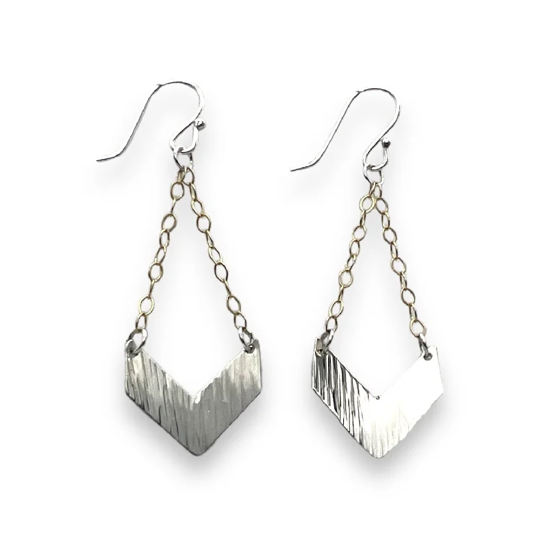 Discounted Luxury Jewelry – Shine Without The Splurge 2074 - Swinging Chevron